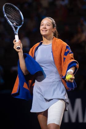 Zeynep Sonmez TUR hits signed balls into the crowd, GER, Zeynep Sonmez vs Jasmine Paolini, Tennis, ATP Tournament, WTA 500, Porsche Tennis Grand Prix, 15 04 2026, GER, Zeynep Sonmez vs Jasmine Paolini, Tennis, ATP Tournament, WTA 500, Porsche Tennis Grand Prix, 15 04 2026, Stuttgart Copyright: xEibner-Pressefoto EdwardxCheungx EP_ECG