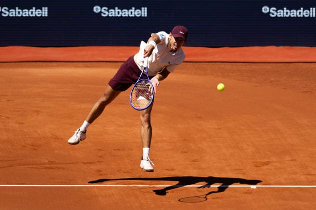 April 15, 2026, Barcelona, Barcelona, Spain: Alex De Minaur serves during the round of 16 match of the Barcelona Open Banc Sabadell ATP, Tennis Herren 500 tennis tournament at Real Club de Tenis Barcelona on April 15, 2026 in Barcelona, Spain. Barcelona Open Banc Sabadell 2026 - ATP 500  - ZUMAs316 20260415_znp_s316_069 Copyright: xMartixSeguraxRamonedax