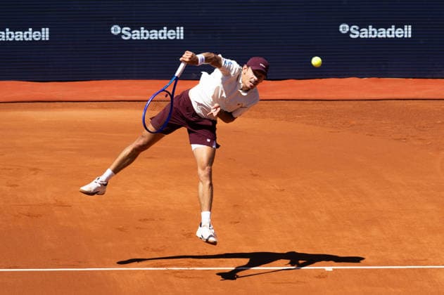 April 15, 2026, Barcelona, Barcelona, Spain: Alex De Minaur serves during the round of 16 match of the Barcelona Open Banc Sabadell ATP, Tennis Herren 500 tennis tournament at Real Club de Tenis Barcelona on April 15, 2026 in Barcelona, Spain. Barcelona Open Banc Sabadell 2026 - ATP 500  - ZUMAs316 20260415_znp_s316_070 Copyright: xMartixSeguraxRamonedax