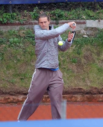 15 04 2026, BMW Open 2026 MTTC Iphitos Munich, Tennis , Sport, in the picture Alexander Zverev trains at the beginning with jacket