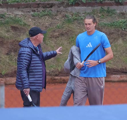 15 04 2026, BMW Open 2026 MTTC Iphitos Muenchen, Tennis , Sport, in the picture Alexander Zverev has to take off his jacket after 5 minutes of training it is suddenly too warm, dad takes the jacket