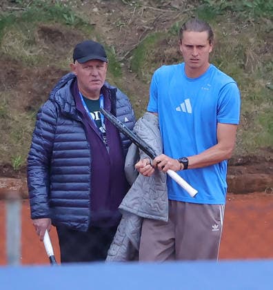 15 04 2026, BMW Open 2026 MTTC Iphitos Muenchen, Tennis , Sport, in the picture Alexander Zverev has to take off his jacket after 5 minutes of training it is suddenly too warm, dad takes the jacket