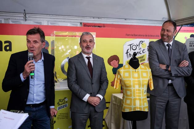 April 15, 2026, Barcelona, Barcelona, Spain: The Mayor of Barcelona, Jaume Collboni, Berni Alvarez, Sports Councillor of the Generalitat, and Pierre-Yves Thouault, Deputy Director of the Tour de France, present the official jersey of the Grand Do part of the Tour de France Barcelona 2026 during the Barcelona Open Banc Sabadell - Conde Godo 2026 Day 5 at Real Club de Tenis Barcelona on April 15, 2026 in Barcelona, Spain. Barcelona Spain - ZUMAa181 20260415_zaa_a181_131 Copyright: xJavierxBorregox