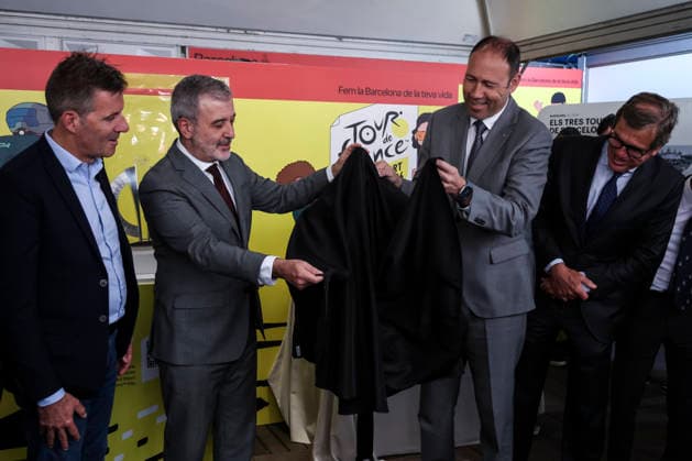 April 15, 2026, Barcelona, Barcelona, Spain: The Mayor of Barcelona, Jaume Collboni, Berni Alvarez, Sports Councillor of the Generalitat, and Pierre-Yves Thouault, Deputy Director of the Tour de France, present the official jersey of the Grand Do part of the Tour de France Barcelona 2026 during the Barcelona Open Banc Sabadell - Conde Godo 2026 Day 5 at Real Club de Tenis Barcelona on April 15, 2026 in Barcelona, Spain. Barcelona Spain - ZUMAa181 20260415_zaa_a181_121 Copyright: xJavierxBorregox