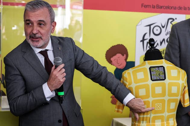 April 15, 2026, Barcelona, Barcelona, Spain: The Mayor of Barcelona, Jaume Collboni and Berni Alvarez, Sports Councillor of the Generalitat present the official jersey of the Grand Do part of the Tour de France Barcelona 2026 during the Barcelona Open Banc Sabadell - Conde Godo 2026 Day 5 at Real Club de Tenis Barcelona on April 15, 2026 in Barcelona, Spain. Barcelona Spain - ZUMAa181 20260415_zaa_a181_114 Copyright: xJavierxBorregox