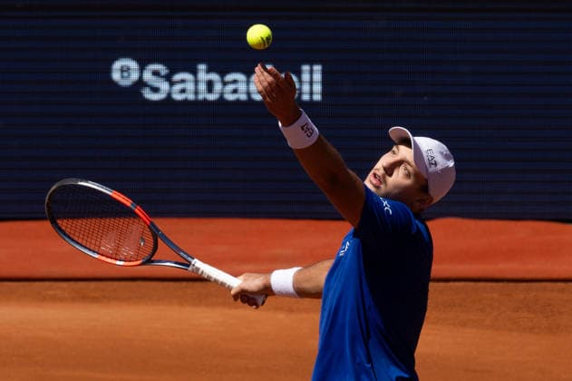 April 15, 2026, Barcelona, Barcelona, Spain: Hamad Medjedovic serves during the round of 16 match of the Barcelona Open Banc Sabadell ATP, Tennis Herren 500 tennis tournament at Real Club de Tenis Barcelona on April 15, 2026 in Barcelona, Spain. Barcelona Spain - ZUMAs316 20260415_znp_s316_075 Copyright: xMartixSeguraxRamonedax