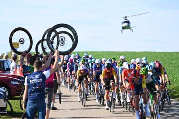 Ronde van Limburg 2026 Cycling Race TONGEREN, BELGIUM - APRIL 15 : illustration picture peloton and spare wheel assistance during the 73rd edition of Ronde van Limburg an UCI Class 1.1 one day cycling road race for Men Elite of 178 km with start in Hasselt and finish in Tongeren on April 15, 2026 in Tongeren, Belgium, 15 04 2026 ( Motordriver Guy De Vuyst - Tongeren Belgium  Copyright: xVincentxKalutx