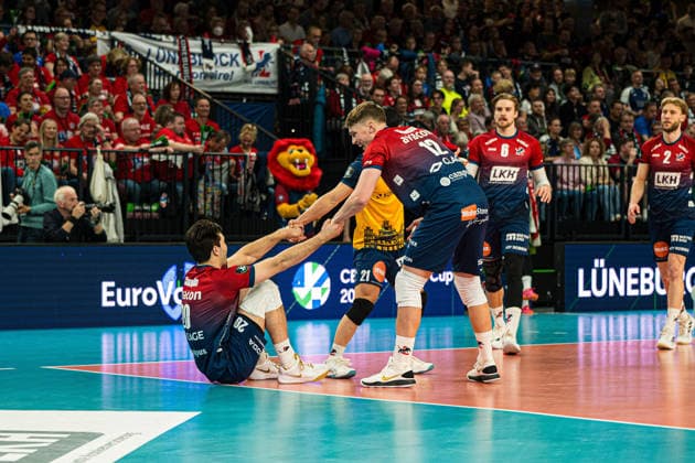 Volleyball I Men I Season 2025 2026 I CEV Cup I SVG Lüneburg Gas Sales Bluenergy Piacenza I 15 04 2026 Santeri Riku Matias Välimaa 12, SVG Lüneburg and Sho Takahashi 21, SVG Lüneburg help Ethan Robert Champlin 20, SVG Lüneburg on Copyright: xLobeca Bjorn-OlexKehmx