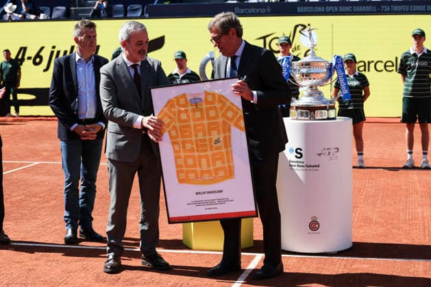 April 15, 2026, Barcelona, Barcelona, Spain: The Mayor of Barcelona, Jaume Collboni, Pierre-Yves Thouault, Deputy Director of the Tour de France, and Jordi Cambra, President of the Real Club de Tenis Barcelona-1899 present the official jersey of the Grand Do part of the Tour de France Barcelona 2026 during the Barcelona Open Banc Sabadell - Conde Godo 2026 Day 5 at Real Club de Tenis Barcelona on April 15, 2026 in Barcelona, Spain. Barcelona Spain - ZUMAa181 20260415_zaa_a181_176 Copyright: xJavierxBorregox