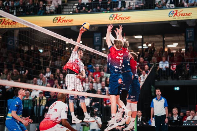 CEV Cup SVG Lüneburg Gas Sales Bluenergy Piacenza, 15 04 2026 Alessandro Bovolenta 23, Gas Sales Bluenergy Piacenza beats, in the block Daniel Gruvaeus SVG Lüneburg, 2 , Axel Enlund SVG Lüneburg, 17 , Santeri Välimaa SVG Lüneburg, 12 CEV Volleyball Cup, Final, first leg SVG Lüneburg vs Gas Sales Bluenergy Piacenza on 15 04 2026 in the LKH Arena, Lüneburg Copyright: xBEAUTIFULxSPORTS Tonhäuserx