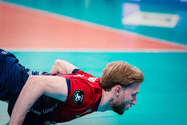 CEV Cup SVG Lüneburg Gas Sales Bluenergy Piacenza, 15 04 2026 Daniel Gruvaeus SVG Lüneburg, 2 slides on the belly CEV Volleyball Cup, Final, First leg SVG Lüneburg vs Gas Sales Bluenergy Piacenza on 15 04 2026 at the LKH Arena, Lüneburg Copyright: xBEAUTIFULxSPORTS Tonhäuserx