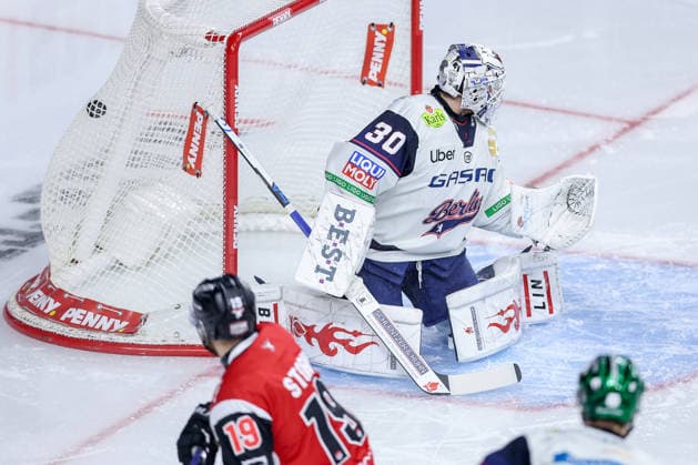 15.04.2026, Eishockey, DEL Halbfinale Play-Offs, Kölner Haie - Eisbären Berlin, Spiel 4, Lanxess-Arena Köln: Goalie Jake Hildebrand (Eisbären Berlin 30) blickt dem Puck im Tor hinterher nach dem Torschuss von Dominik Bokk (Kölner Haie 78) zum 1:0 Nordrhein-Westfalen Deutschland *** 15 04 2026, Ice field hockey, DEL semi-final play-offs, Kölner Haie Eisbären Berlin, Game 4, Lanxess Arena Cologne Goalie Jake Hildebrand Eisbären Berlin 30 looks after the puck in the goal after Dominik Bokk Kölner Haie 78s shot on goal to make it 1 0 North Rhine-Westphalia Germany