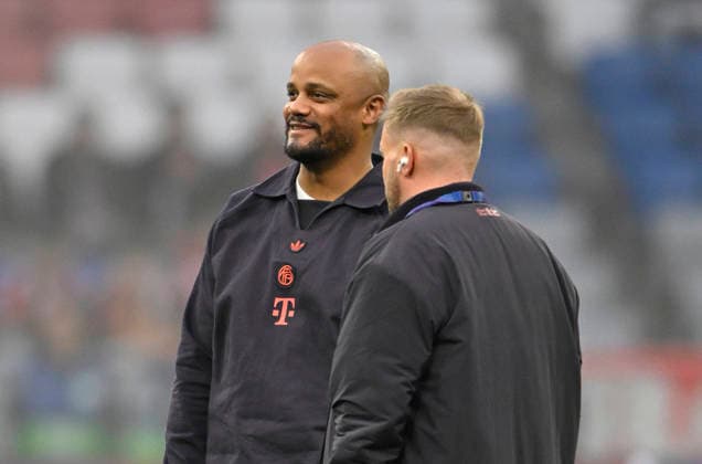 pre-match pitch inspection Coach Vincent Kompany FC Bayern Muenchen FCB in conversation Discussion with co-coach Aaron Danks FC Bayern Muenchen FCB FC Bayern Muenchen FCB vs Real Madrid UEFA CL Champions League quarter-final second leg 15 04 2026 DFL REGULATIONS PROHIBIT ANY USE OF PHOTOGRAPHS AS IMAGE SEQUENCES AND OR QUASI VIDEO FC Bayern Muenchen FCB vs Real Madrid CL Champions League
