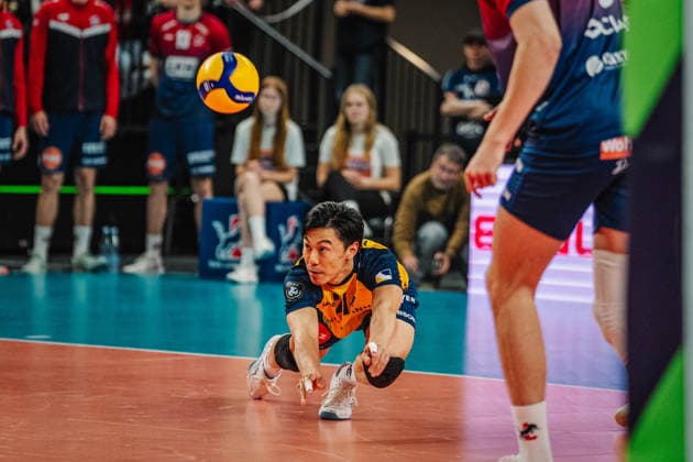 Volleyball Mens CEV Cup 2026 Final SVG Lüneburg vs Gas Sales Bluenergy 15 04 2026 Sho Takahashi 21 SVG Lüneburg saves a ball in the reception