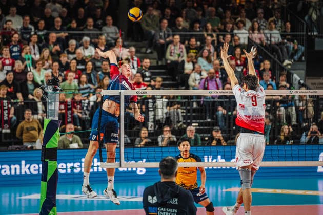 Volleyball Men CEV Cup 2026 Final SVG Lüneburg vs Gas Sales Bluenergy 15 04 2026 Axel Enlund 17 SVG Lüneburg against the block of Ramazan Efe Mandiraci 9 Gas Sales Bluenergy PIACENZA
