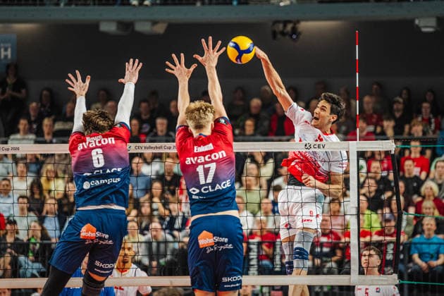 Volleyball Mens CEV Cup 2026 Final SVG Lüneburg vs Gas Sales Bluenergy 15 04 2026 Ramazan Efe Mandiraci 9 Gas Sales Bluenergy PIACENZA against the block of Jackson Howe 6 SVG Lüneburg and Axel Enlund 17 SVG Lüneburg