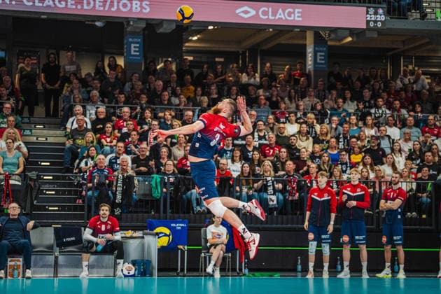 Volleyball Mens CEV Cup 2026 Final SVG Lüneburg vs Gas Sales Bluenergy 15 04 2026 Jesse Elser 3 SVG Lüneburg serving