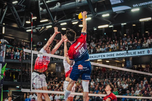 Volleyball Mens CEV Cup 2026 Final SVG Lüneburg vs Gas Sales Bluenergy 15 04 2026 Ethan Champlin 20 SVG Lüneburg against the block of Alessandro Bovolenta 23 Gas Sales Bluenergy PIACENZA and Gianluca Galassi 12 Gas Sales Bluenergy PIACENZA