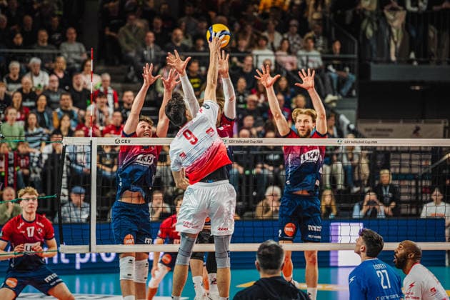 Volleyball Mens CEV Cup 2026 Final SVG Lüneburg vs Gas Sales Bluenergy 15 04 2026 Ramazan Efe Mandiraci 9 Gas Sales Bluenergy PIACENZA against the block of Santeri Välimaa 12 SVG Lüneburg , Jackson Howe 6 SVG Lüneburg and Daniel Gruvaeus 2 SVG Lüneburg
