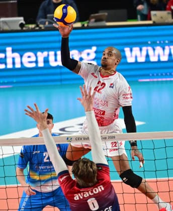 GER VB, CEV Cup, Final, SVG Lueneburg vs Gas Sales Bluenergy Volley Piacenza, 15 04 2026, GER VB, CEV Cup, Final, SVG Lueneburg vs Gas Sales Bluenergy Volley Piacenza, in the picture Jackson Clifford Howe SVG 6 tries to assert himself against Gianluca Galassi Piacenza 12 nordphotoxGmbH xWitke nph00002