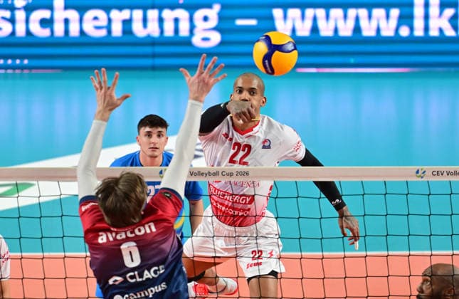 GER VB, CEV Cup, Final, SVG Lueneburg vs Gas Sales Bluenergy Volley Piacenza, 15 04 2026, GER VB, CEV Cup, Final, SVG Lueneburg vs Gas Sales Bluenergy Volley Piacenza, in the picture Jackson Clifford Howe SVG 6 tries to assert himself against Gianluca Galassi Piacenza 12 nordphotoxGmbH xWitke nph00002