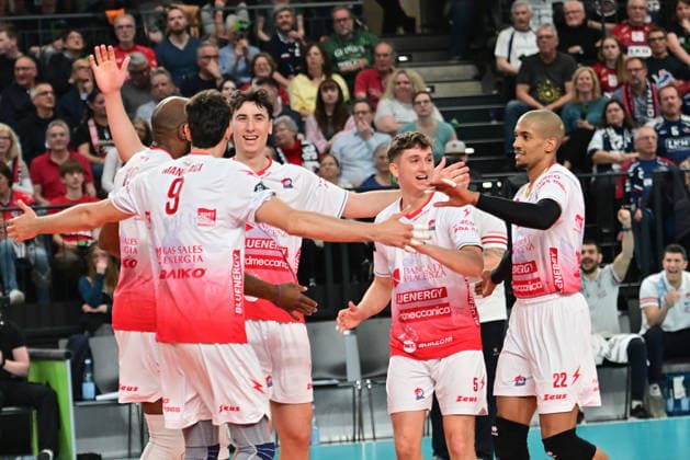 GER VB, CEV Cup, Final, SVG Lueneburg vs Gas Sales Bluenergy Volley Piacenza, 15 04 2026, GER VB, CEV Cup, Final, SVG Lueneburg vs Gas Sales Bluenergy Volley Piacenza, in the picture the team from Piacenza cheers nordphotoxGmbH xWitke nph00002