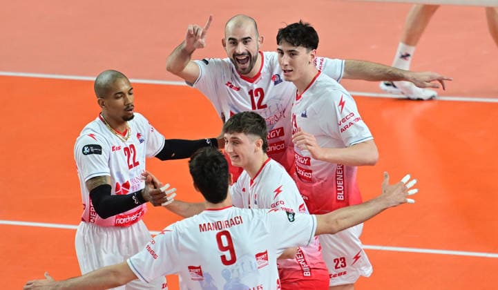 GER VB, CEV Cup, Final, SVG Lueneburg vs Gas Sales Bluenergy Volley Piacenza, 15 04 2026, GER VB, CEV Cup, Final, SVG Lueneburg vs Gas Sales Bluenergy Volley Piacenza, in the picture the team from Piacenza cheers nordphotoxGmbH xWitke nph00002