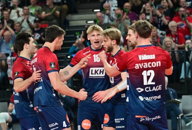 GER VB, CEV Cup, Final, SVG Lueneburg vs Gas Sales Bluenergy Volley Piacenza, 15 04 2026, GER VB, CEV Cup, Final, SVG Lueneburg vs Gas Sales Bluenergy Volley Piacenza, in the picture the Lueneburg team cheers nordphotoxGmbH xWitke nph00002