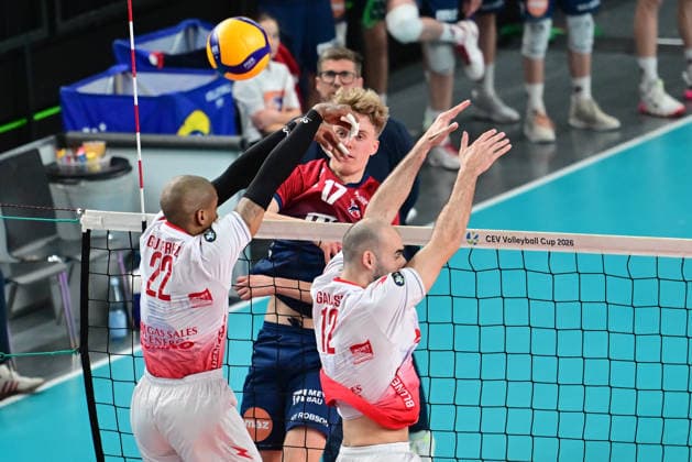GER VB, CEV Cup, Final, SVG Lueneburg vs Gas Sales Bluenergy Volley Piacenza, 15 04 2026, GER VB, CEV Cup, Final, SVG Lueneburg vs Gas Sales Bluenergy Volley Piacenza, in the picture Axel Valentin Enlund SVG 17 tries to prevail against JosÃ M GutiÃ rrez Suarez Piacenza 22 and Gianluca Galassi Piacenza 12 nordphotoxGmbH xWitke nph00002
