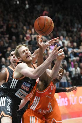 Zweikampf zwischen Eric Washington (NINERS Chemnitz) re. und Christian Sengfelder (ratiopharm ulm) li. GER, NINERS Chemnitz vs. ratiopharm ulm, Basketball, easyCredit BBL, 23. Spieltag, Saison 2025 2026, 15.04.2026 GER, NINERS Chemnitz vs. ratiopharm ulm, Basketball, easyCredit BBL, 23. Spieltag, Saison 2025 2026, 15.04.2026 Chemnitz *** duel between Eric Washington NINERS Chemnitz right and Christian Sengfelder ratiopharm ulm left GER, NINERS Chemnitz vs ratiopharm ulm, Basketball, easyCredit BBL, Matchday 23, Season 2025 2026, 15 04 2026 GER, NINERS Chemnitz vs ratiopharm ulm, Basketball, easyCredit BBL, Matchday 23, Season 2025 2026, 15 04 2026 Chemnitz Copyright: xEibner-Pressefoto BertxHarzerx EP_BHR