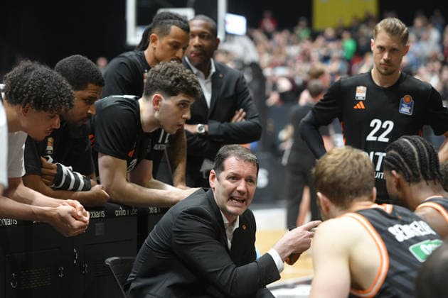 Ty Harrelson Coach, Head Coach, ratiopharm ulm center and his team GER, NINERS Chemnitz vs ratiopharm ulm, Basketball, easyCredit BBL, Matchday 23, Season 2025 2026, 15 04 2026 GER, NINERS Chemnitz vs ratiopharm ulm, Basketball, easyCredit BBL, Matchday 23, Season 2025 2026, 15 04 2026 Chemnitz Copyright: xEibner-Pressefoto BertxHarzerx EP_BHR