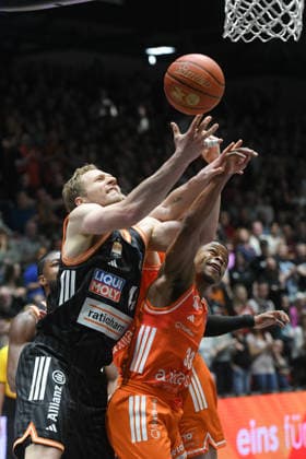 duel between Eric Washington NINERS Chemnitz right and Christian Sengfelder ratiopharm ulm left GER, NINERS Chemnitz vs ratiopharm ulm, Basketball, easyCredit BBL, Matchday 23, Season 2025 2026, 15 04 2026 GER, NINERS Chemnitz vs ratiopharm ulm, Basketball, easyCredit BBL, Matchday 23, Season 2025 2026, 15 04 2026 Chemnitz Copyright: xEibner-Pressefoto BertxHarzerx EP_BHR