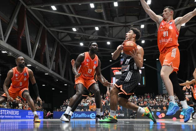 Mark Smith ratiopharm ulm on the ball, Yordan Minchev NINERS Chemnitz right, John Newman III NINERS Chemnitz left and Amadou Sow NINERS Chemnitz center left GER, NINERS Chemnitz vs ratiopharm ulm, Basketball, easyCredit BBL, Matchday 23, Season 2025 2026, 15 04 2026 GER, NINERS Chemnitz vs ratiopharm ulm, Basketball, easyCredit BBL, Matchday 23, Season 2025 2026, 15 04 2026 Chemnitz Copyright: xEibner-Pressefoto BertxHarzerx EP_BHR