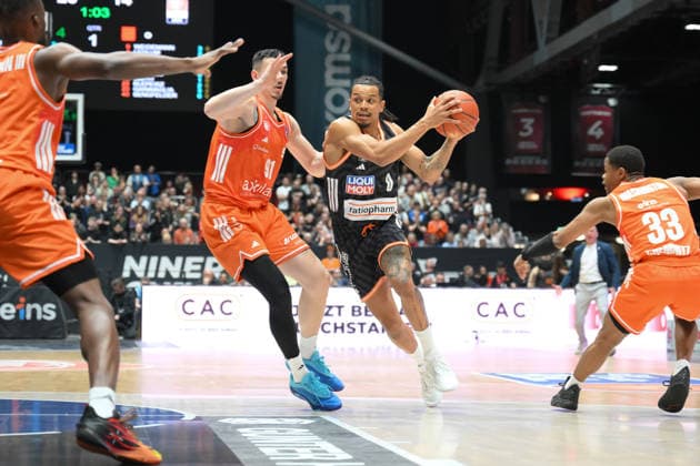 duel between Nelson Weidemann ratiopharm ulm re and Yordan Minchev NINERS Chemnitz li GER, NINERS Chemnitz vs ratiopharm ulm, Basketball, easyCredit BBL, Matchday 23, Season 2025 2026, 15 04 2026 GER, NINERS Chemnitz vs ratiopharm ulm, Basketball, easyCredit BBL, Matchday 23, Season 2025 2026, 15 04 2026 Chemnitz Copyright: xEibner-Pressefoto BertxHarzerx EP_BHR