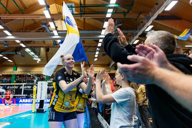 15 04 2026, GER, Volleyball, 1 Bl, Women, Season 25 26, Final PlayOff Best of 5 , VfB 91 Suhl Lotto Thueringen Dresdner SC 4the VfB Suhl wins the home match in 3 0 sets against Dresdner SC, with in the picture Roosa Laakkonen VfB 91 Suhl Lotto Thueringen clapping off with the fans 98527 Suhl Sporthalle Wolfsgrube Thüringen Germany
