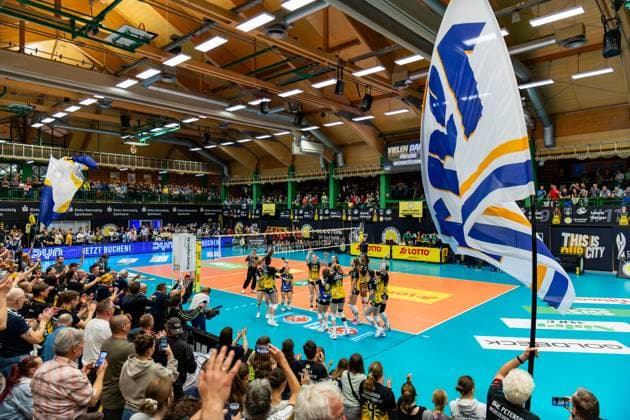 15 04 2026, GER, Volleyball, 1 Bl, Women, Season 25 26, Final PlayOff Best of 5 , VfB 91 Suhl Lotto Thueringen Dresdner SC VfB Suhl wins the home match in 3 0 sets against Dresdner SC, with in the picture the team cheering together with the fans VfB Suhl wins the home match in 3 0 sets against Dresdner SC, with in the picture 98527 Suhl Sporthalle Wolfsgrube Thüringen Germany