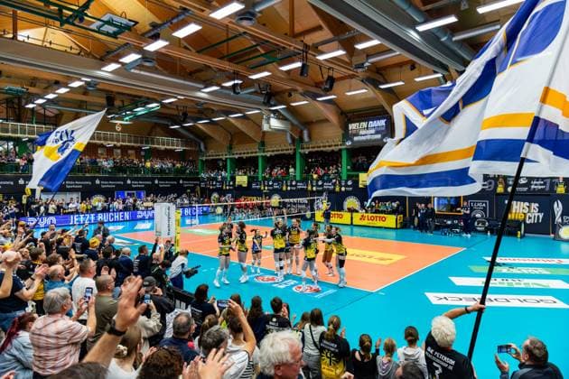 15 04 2026, GER, Volleyball, 1 Bl, Women, Season 25 26, Final PlayOff Best of 5 , VfB 91 Suhl Lotto Thueringen Dresdner SC VfB Suhl wins the home match in 3 0 sets against Dresdner SC, with in the picture the team cheering together with the fans VfB Suhl wins the home match in 3 0 sets against Dresdner SC, with in the picture 98527 Suhl Sporthalle Wolfsgrube Thüringen Germany