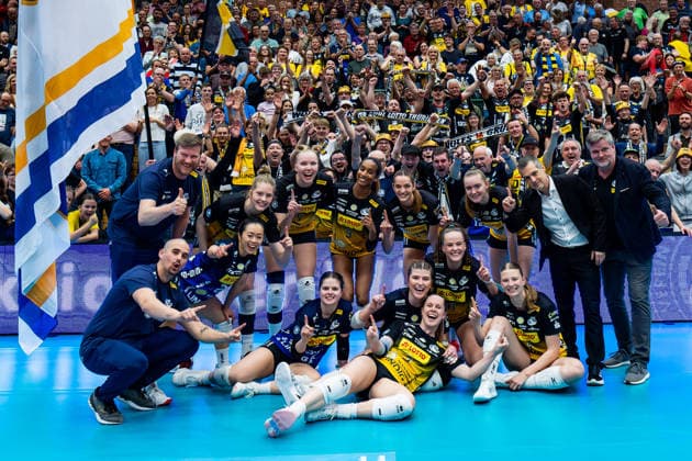 15.04.2026, GER, Volleyball, 1.Bl, Frauen, Saison 25 26, Finale PlayOff (Best of 5), VfB 91 Suhl Lotto Thueringen - Dresdner SC der VfB Suhl gewinnt das Heimspiel in 3:0 Saetzen gegen den Dresdner SC, mit im Bild die Mannschaft beim gemeinsamen Foto mit den Fans 98527 Suhl Sporthalle Wolfsgrube Thüringen Deutschland *** 15 04 2026, GER, Volleyball, 1 Bl, Women, Season 25 26, Final PlayOff Best of 5 , VfB 91 Suhl Lotto Thueringen Dresdner SC VfB Suhl wins the home match in 3 0 sets against Dresdner SC, with in the picture the team at the common photo with the fans 98527 Suhl Sporthalle Wolfsgrube Thüringen Germany