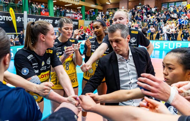 15 04 2026, GER, Volleyball, 1 Bl, Women, Season 25 26, Final PlayOff Best of 5 , VfB 91 Suhl Lotto Thueringen Dresdner SC VfB Suhl wins the home match in 3 0 sets against Dresdner SC, with in the picture Laszlo Hollosy VfB 91 Suhl Lotto Thueringen together with his team 98527 Suhl Sporthalle Wolfsgrube Thüringen Germany