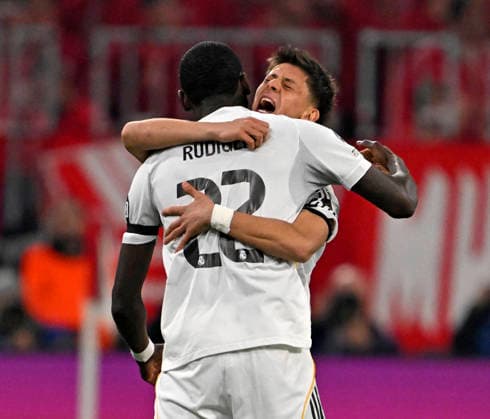 15 04 2026, Football UEFA Championsleague 2025 2026 quarter-final second leg, FC Bayern Munich Real Madrid, in the Allianz Arena Munich, f l Antonio Rüdiger Real Madrid and Arda Güler Real Madrid cheer about the 0 1 DFL and DFB regulations prohibit any use of photographs as image sequences and or quasi video