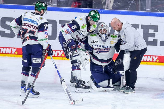 15.04.2026, Eishockey, DEL Halbfinale Play-Offs, Kölner Haie - Eisbären Berlin, Spiel 4, Lanxess-Arena Köln: Goalie Jake Hildebrand (Eisbären Berlin 30) muss verletztneben Kai Wissmann (Eisbären Berlin 06) vom Spielfeld getragen werden Verletzung Schmerzen Nordrhein-Westfalen Deutschland *** 15 04 2026, Ice field hockey, DEL semi-final play-offs, Cologne Sharks Eisbären Berlin, Game 4, Lanxess Arena Cologne Goalie Jake Hildebrand Eisbären Berlin 30 has to be carried off the pitch injured next to Kai Wissmann Eisbären Berlin 06 Injury Pain North Rhine-Westphalia Germany