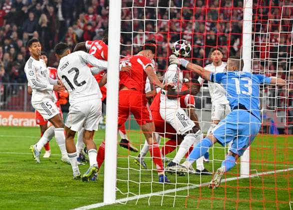15 04 2026, Football UEFA Championsleague 2025 2026 quarter-final second leg, FC Bayern Munich Real Madrid, in the Allianz Arena Munich, Aleksandar Pavlovic FC Bayern Munich scores to 1 1 against goalkeeper Andriy Lunin Real Madrid DFL and DFB regulations prohibit any use of photographs as image sequences and or quasi video