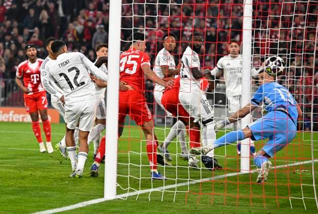 15 04 2026, Football UEFA Championsleague 2025 2026 quarter-final second leg, FC Bayern Munich Real Madrid, in the Allianz Arena Munich, Aleksandar Pavlovic FC Bayern Munich scores to 1 1 against goalkeeper Andriy Lunin Real Madrid DFL and DFB regulations prohibit any use of photographs as image sequences and or quasi video