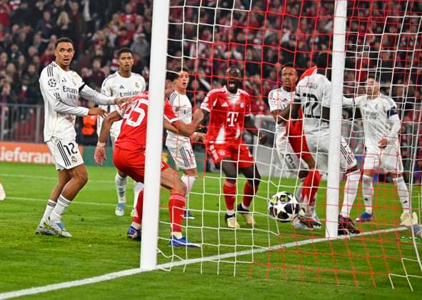 15 04 2026, Football UEFA Championsleague 2025 2026 quarter-final second leg, FC Bayern Munich Real Madrid, in the Allianz Arena Munich, Aleksandar Pavlovic FC Bayern Munich scores to 1 1 against goalkeeper Andriy Lunin Real Madrid DFL and DFB regulations prohibit any use of photographs as image sequences and or quasi video