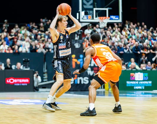 15 04 2026, xomx, Basketball easyCredit BBL Bundesliga, Niners Chemnitz RATHIOPHARM Ulm v l Tobias Jensen Ratiopharm Ulm on the ball in a duel with Eric Washington Niners Chemnitz Chemnitz