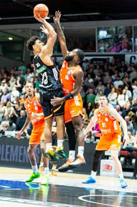 15 04 2026, xomx, Basketball easyCredit BBL Bundesliga, Niners Chemnitz RATHIOPHARM Ulm v l Mark Smith Ratiopharm Ulm on the ball in a duel with Corey Davis Jr Niners Chemnitz Chemnitz