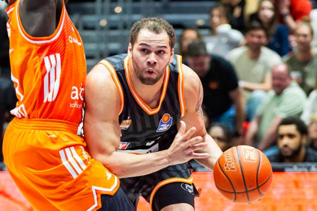 15 04 2026, xomx, Basketball easyCredit BBL Bundesliga, Niners Chemnitz RATHIOPHARM Ulm v l Christopher Ledlum Ratiopharm Ulm on the ball in a duel with Aher Uguak Niners Chemnitz Chemnitz