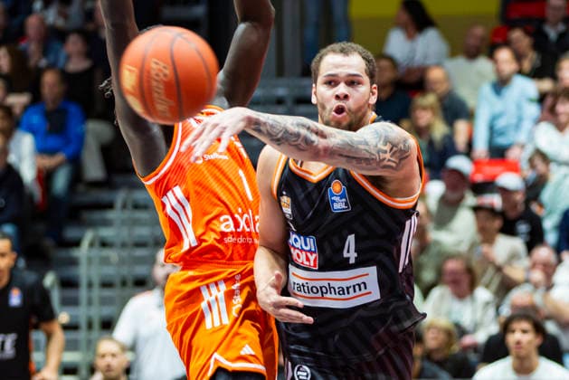15 04 2026, xomx, Basketball easyCredit BBL Bundesliga, Niners Chemnitz RATHIOPHARM Ulm v l Christopher Ledlum Ratiopharm Ulm on the ball in a duel with Aher Uguak Niners Chemnitz Chemnitz