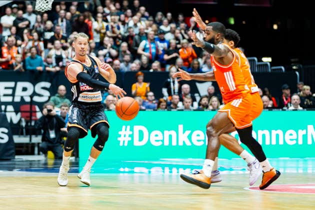 15 04 2026, xomx, Basketball easyCredit BBL Bundesliga, Niners Chemnitz RATHIOPHARM Ulm v l Thomas Klepeisz Ratiopharm Ulm on the ball Corey Davis Jr Niners Chemnitz Chemnitz
