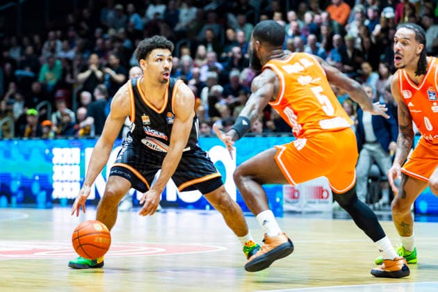 15 04 2026, xomx, Basketball easyCredit BBL Bundesliga, Niners Chemnitz RATHIOPHARM Ulm v l Mark Smith Ratiopharm Ulm on the ball in a duel with Corey Davis Jr Niners Chemnitz Chemnitz